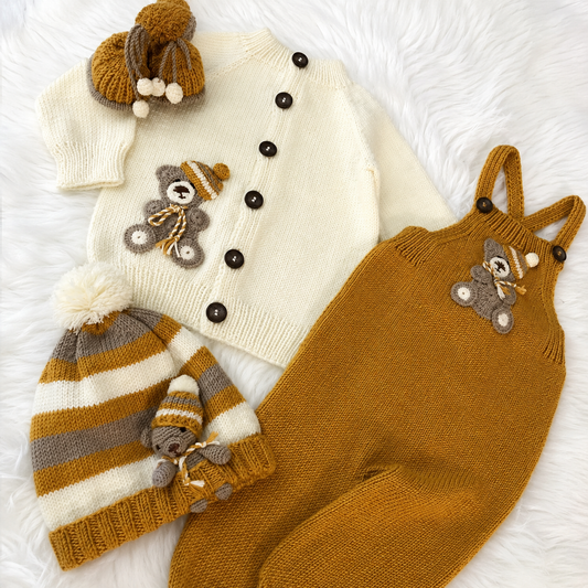 🌟 Luxury 4 Piece Baby Winter Knitwear Set – Knit Romper, Buttoned Cardigan, Striped Pom-Pom Cap & Matching Booties | Golden & Fresh Red Collection 👶🧶❄️❤️💛